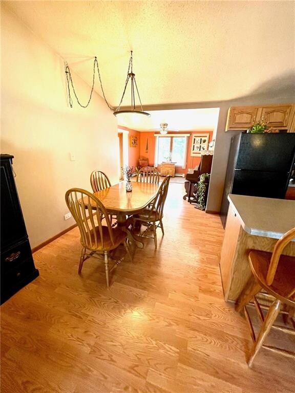 Nice eat in kitchen space! Laminate flooring throughout kitchen/dining/den areas!