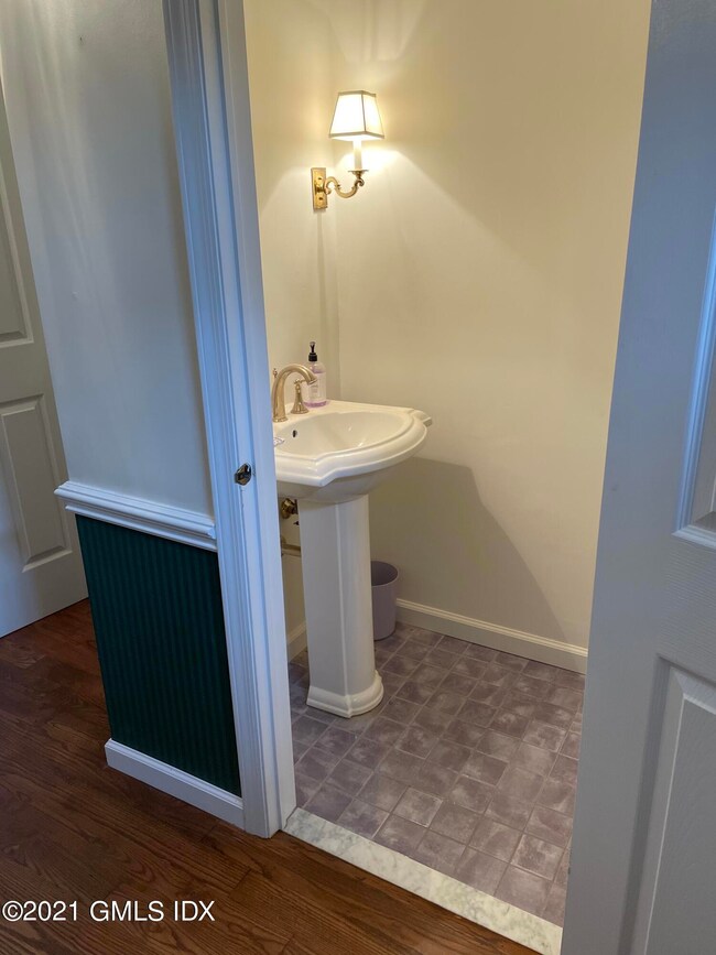 98 Valley _ powder room