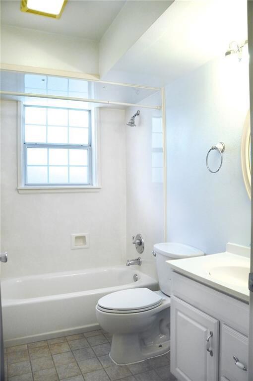 Hall bathroom in excellent condition. Near front bedroom.