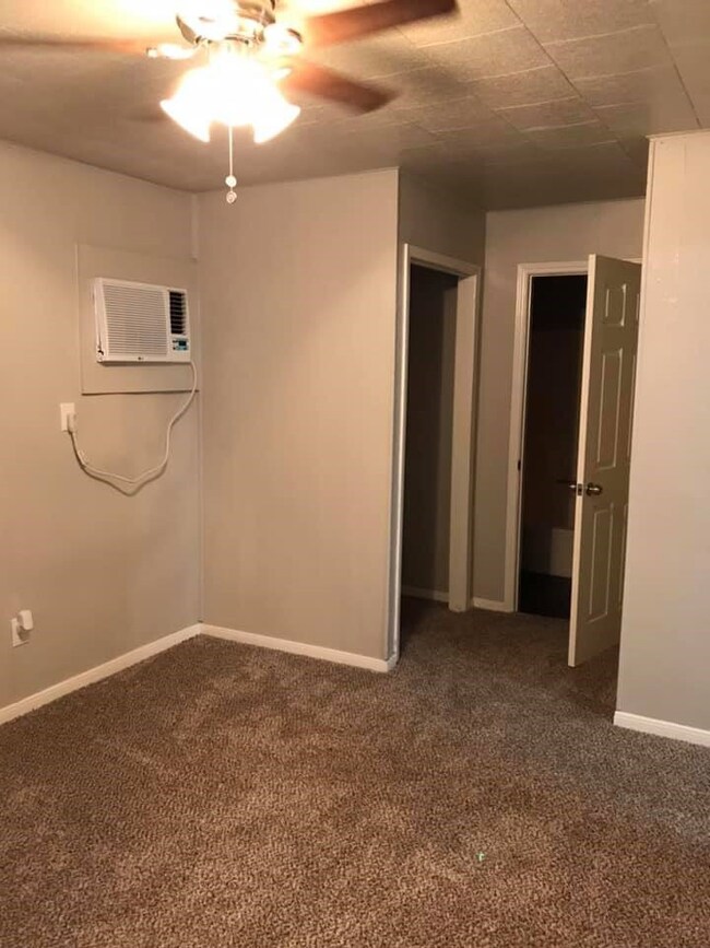 1020 1/2 N Main St unit 10, Baytown, TX 77520 - photo 5