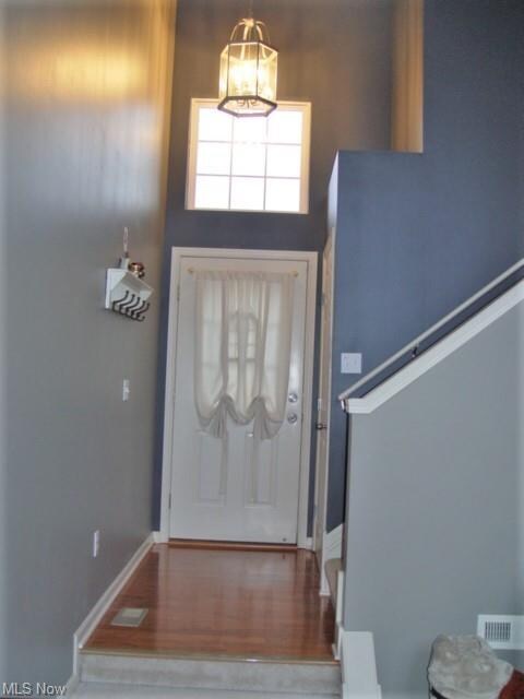 2 story foyer w/ hard wood floor
