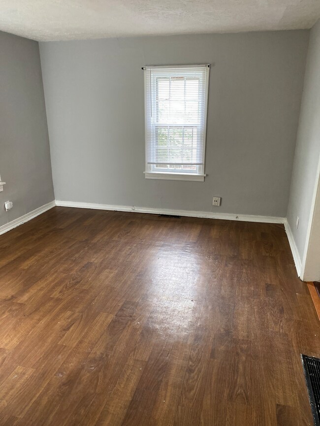 1608 W 16th St, Anderson, IN 46016 - photo 3