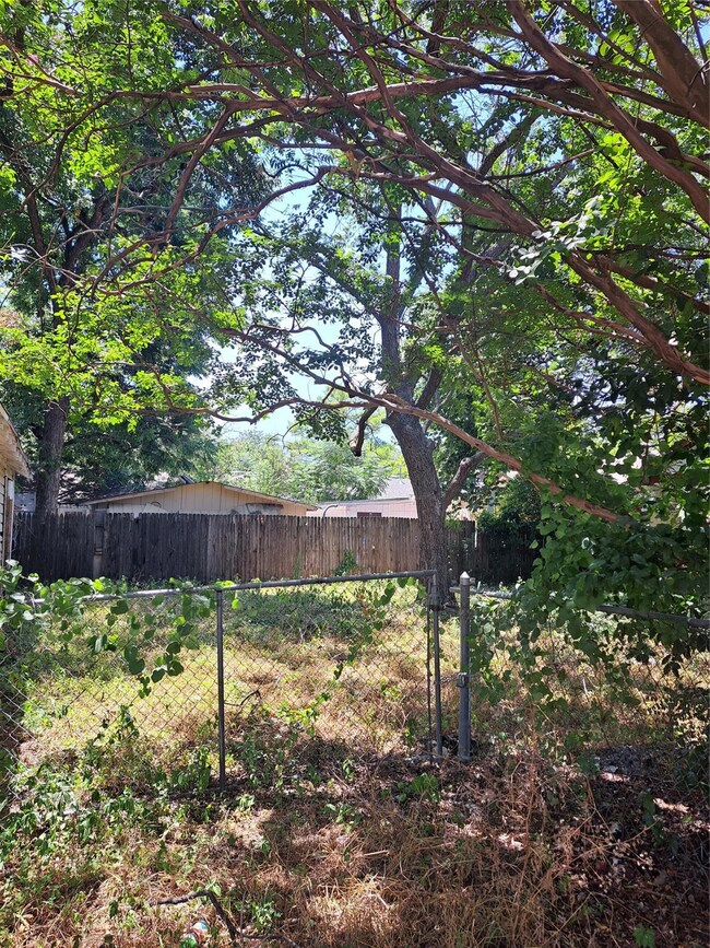 340 N Judkins St, Fort Worth, TX 76111 - photo 4