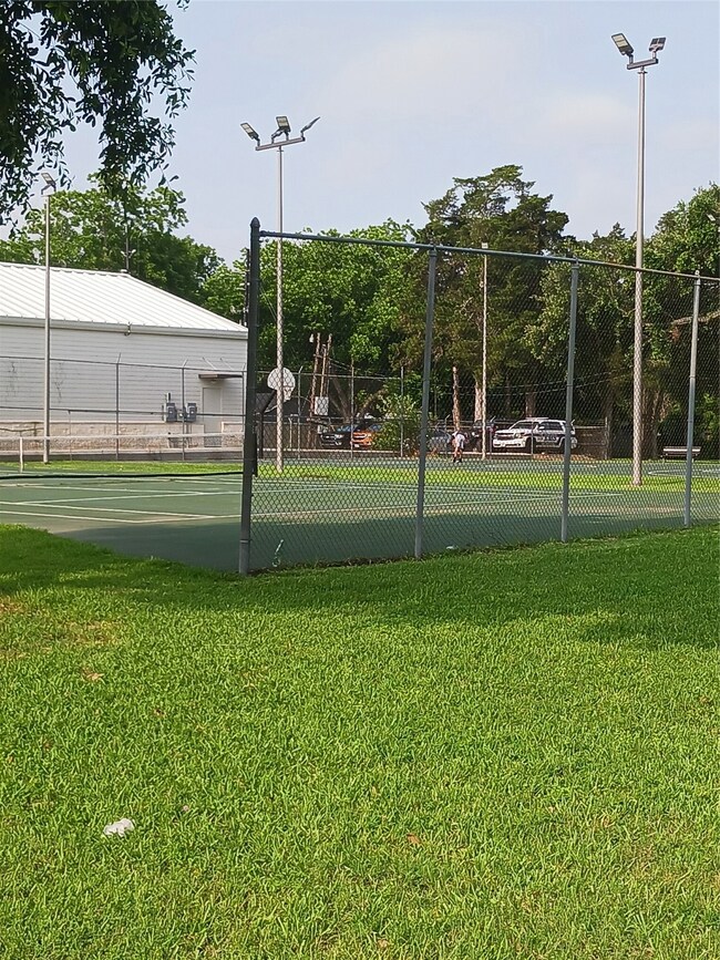 317 Houston St, Rosenberg, TX 77471 - photo 5