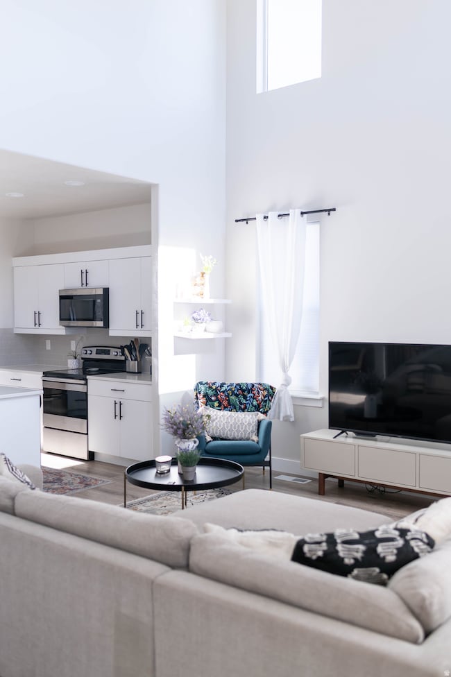Living room with a towering ceiling