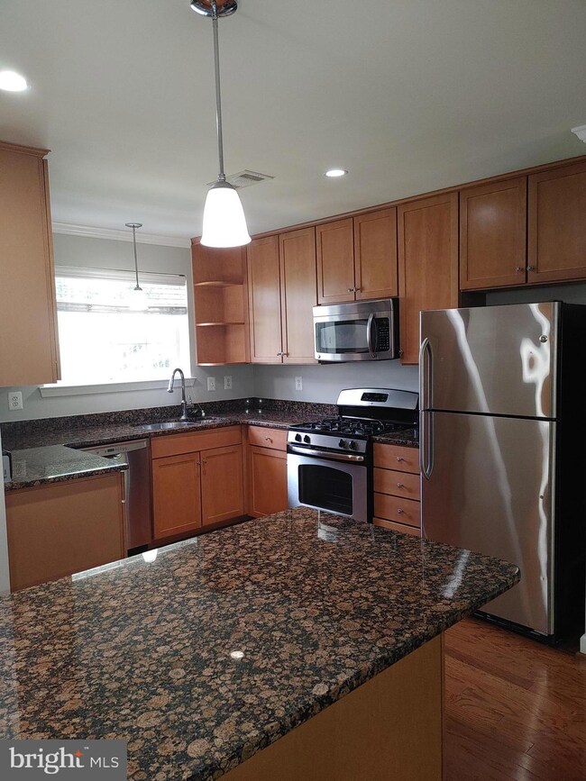 4123 S Four Mile Run Dr unit A, Arlington, VA 22204 - photo 3