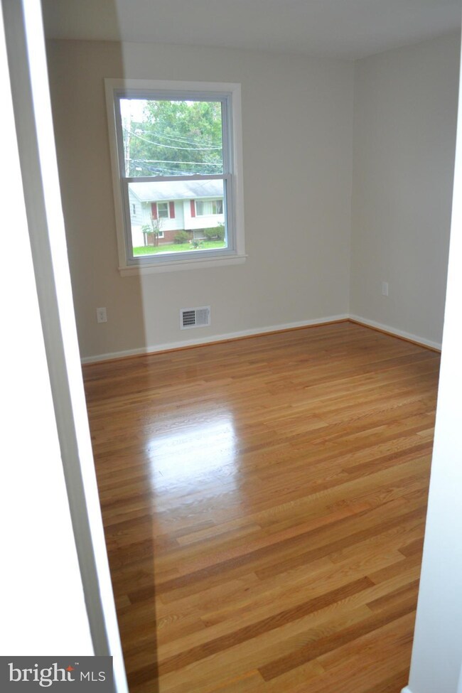 8816 Sylvania St, Lorton, VA 22079 - photo 5