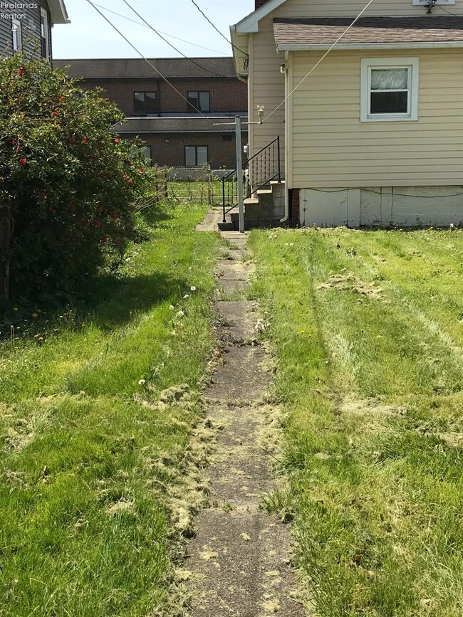 2305 E 33rd St, Lorain, OH 44055 - photo 4