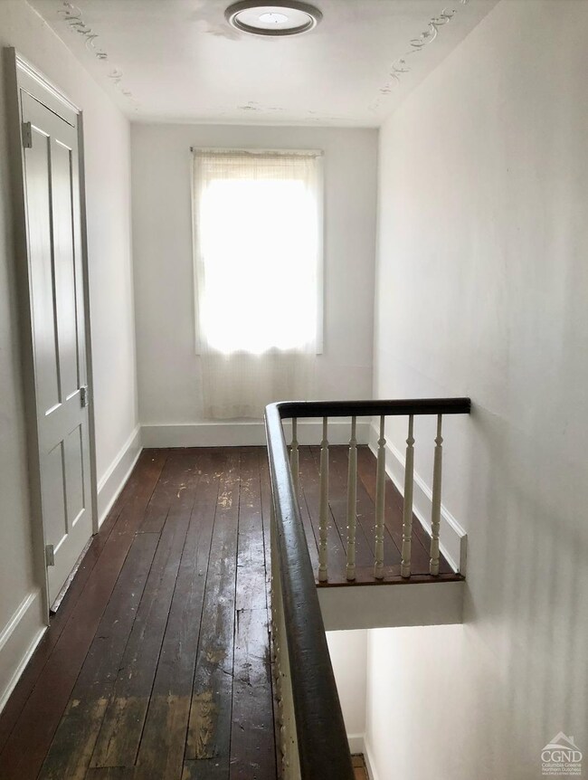 21 8th St unit 3, Hudson, NY 12534 - photo 2