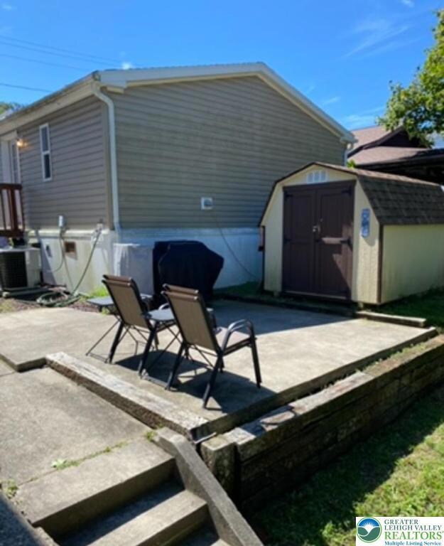 562 W Franklin St, Slatington, PA 18080 - photo 5