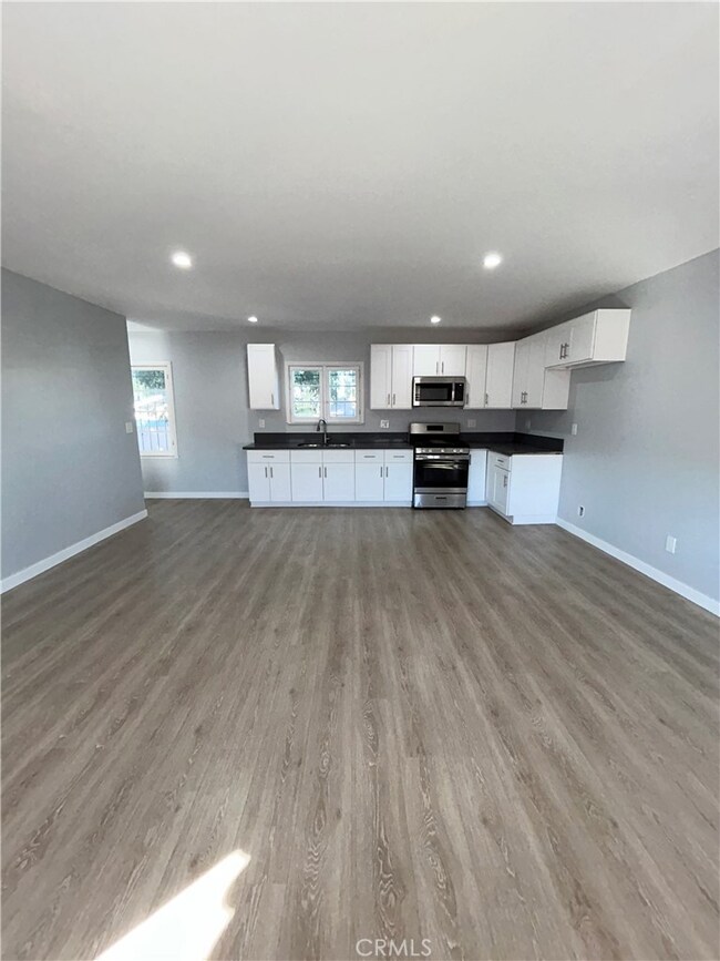 531 W 56th St unit 1/2, Los Angeles, CA 90037 - photo 4