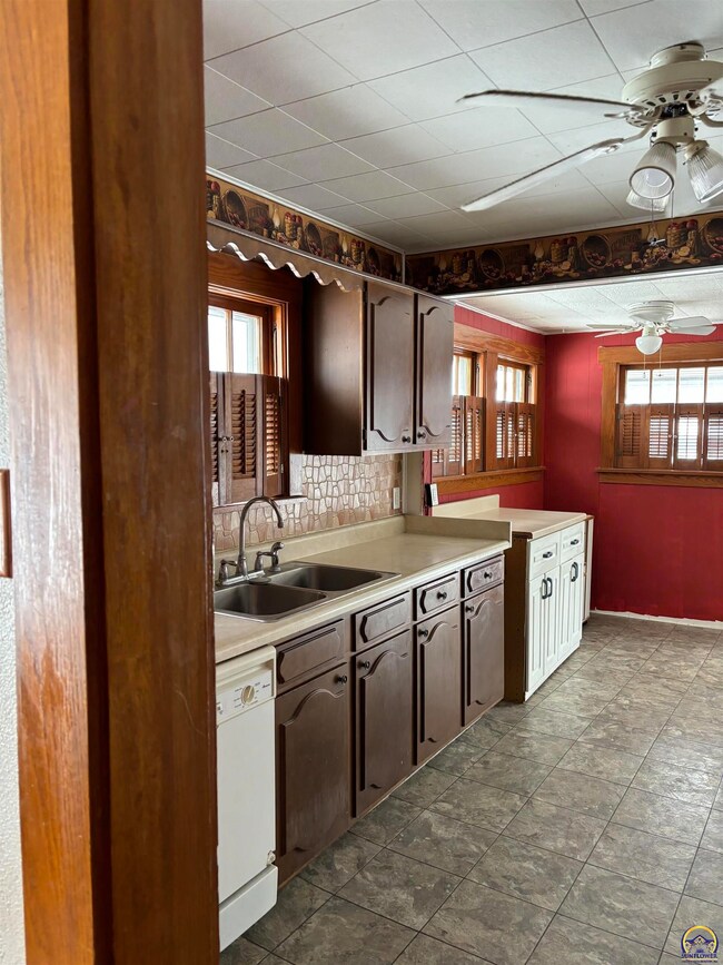 1267 SW Plass Ave, Topeka, KS 66604 - photo 4