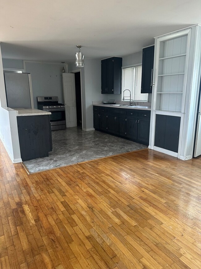 914 E Daggy St, Tuscola, IL 61953 - photo 5