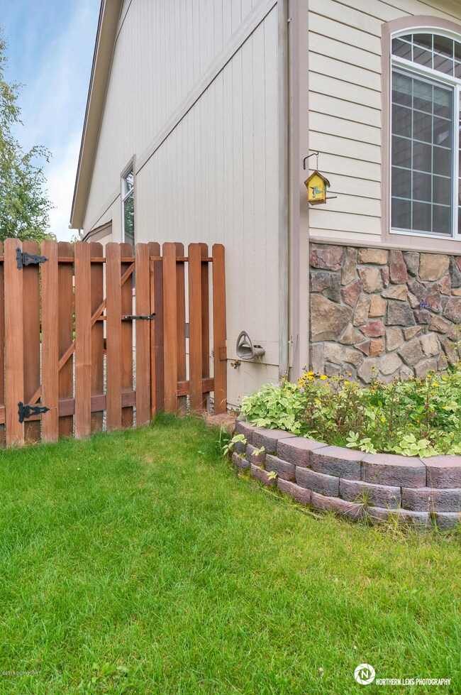 13_LandscapingFenceDoor