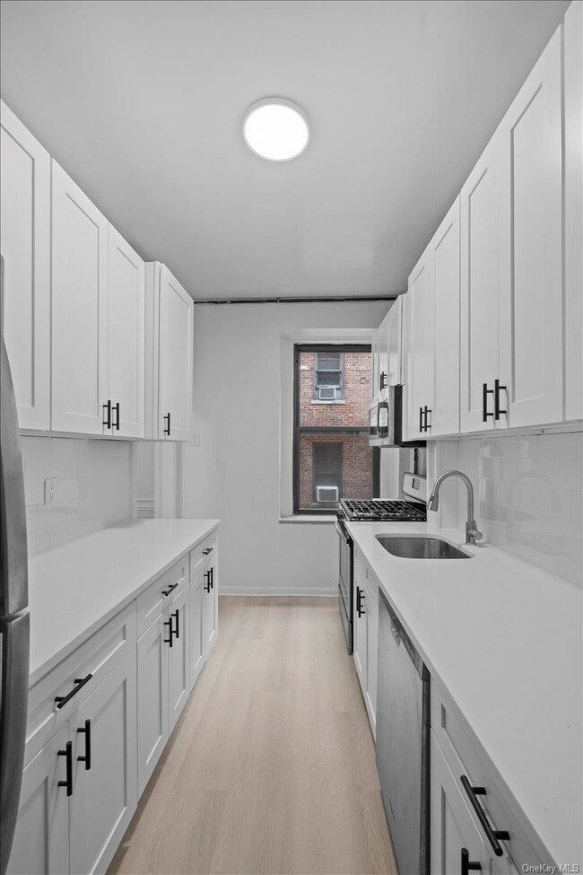 109 Seaman Ave unit 4C, New York, NY 10034 - photo 5