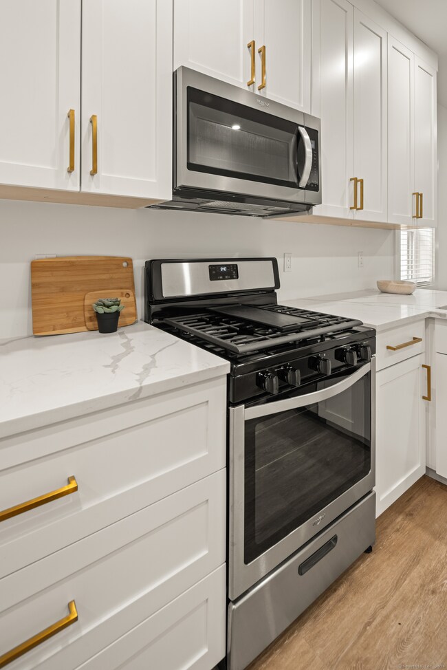 Similar appliances and cabinets