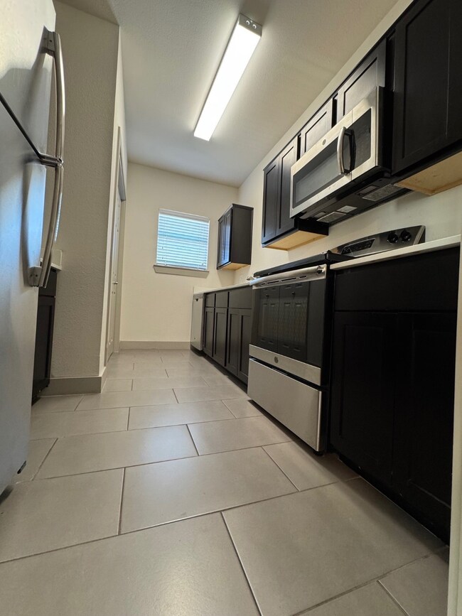 1660 Hawthorne St unit 8, Houston, TX 77006 - photo 2