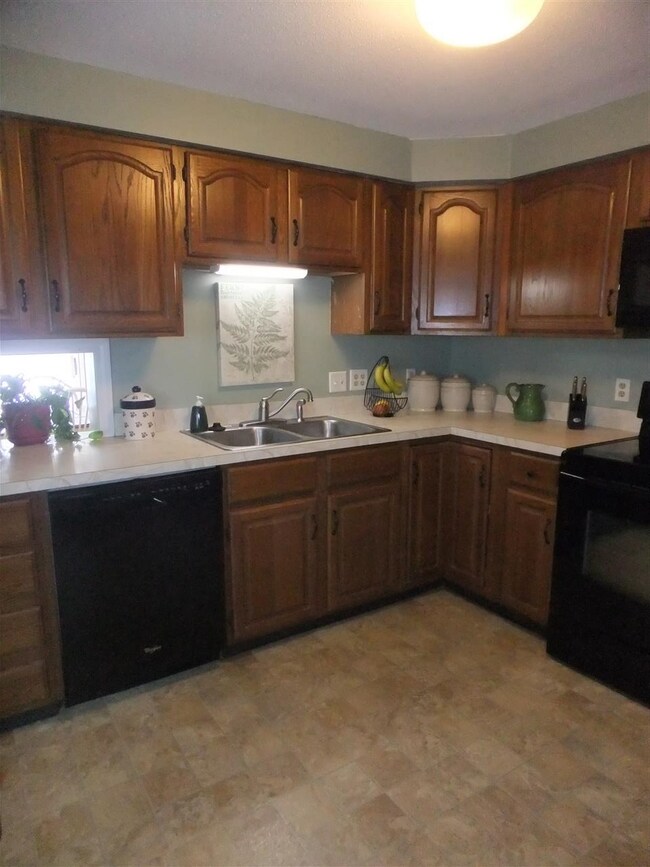 55 Walden Pond Dr, Nashua, NH 03064 - photo 2