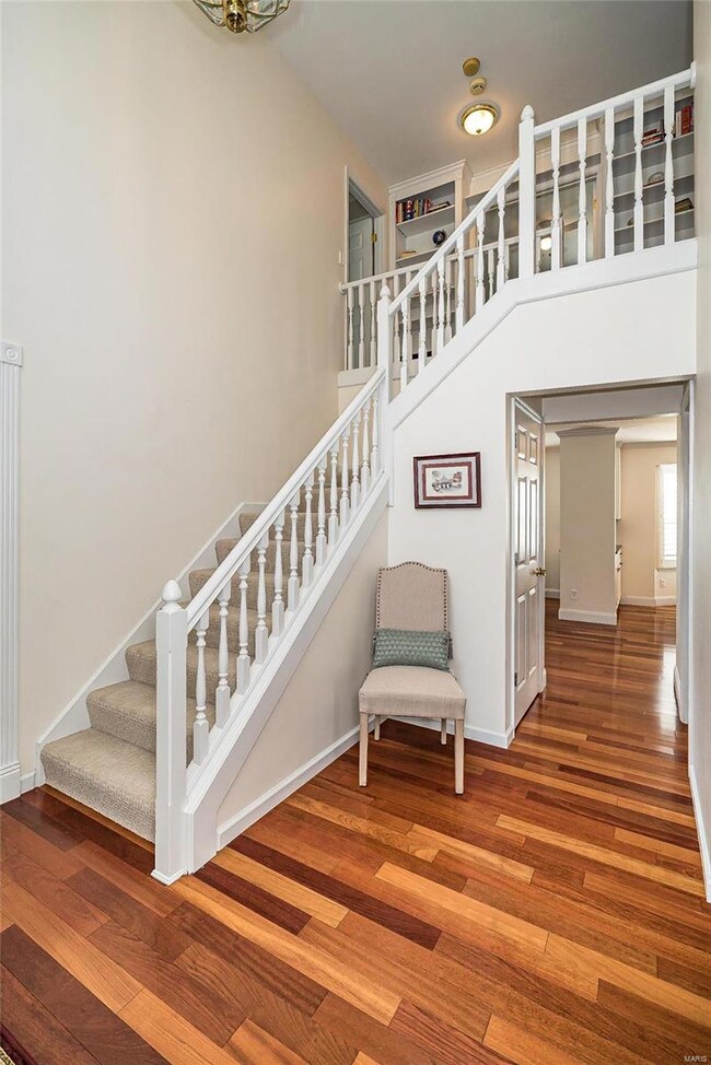 Dramatic 2 story entry foyer