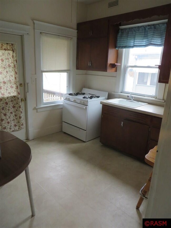 426 N 5th St, Mankato, MN 56001 - photo 5