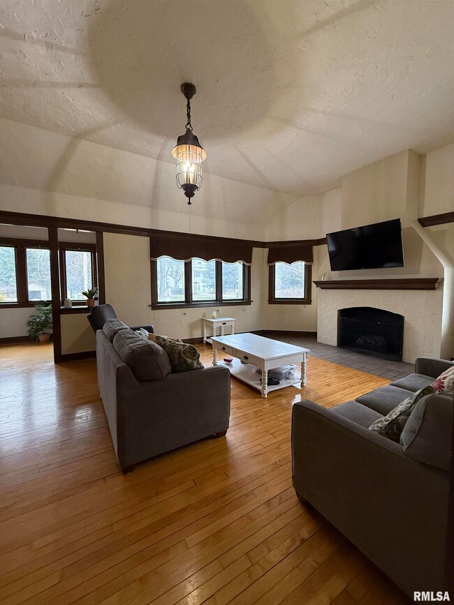 606 W Main St, Carmi, IL 62821 - photo 7