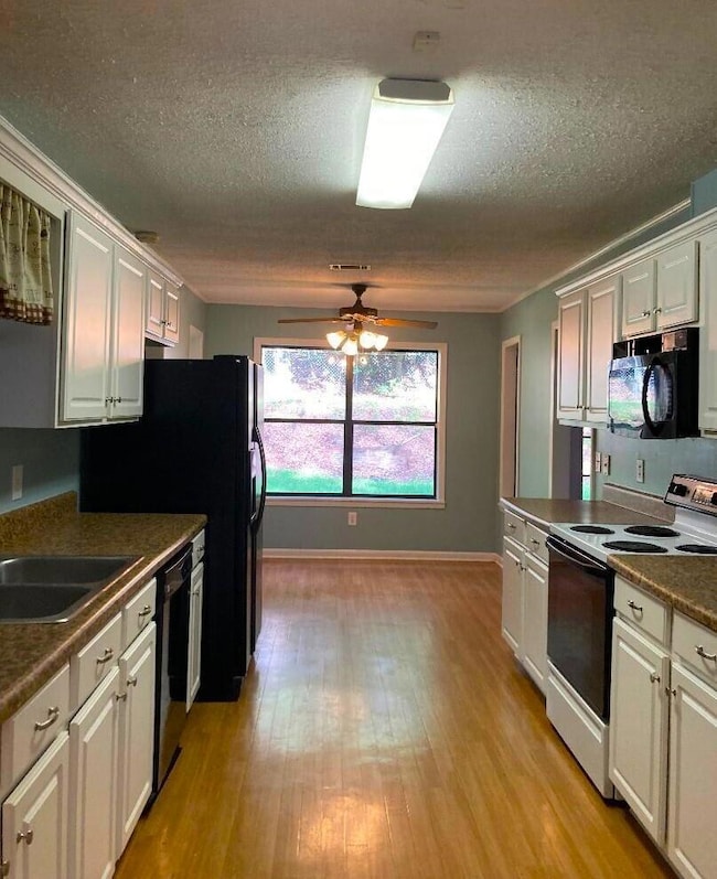 KITCHEN AND BREAKFAST