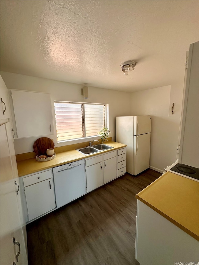 Spacious kitchen with room for all your cooking es