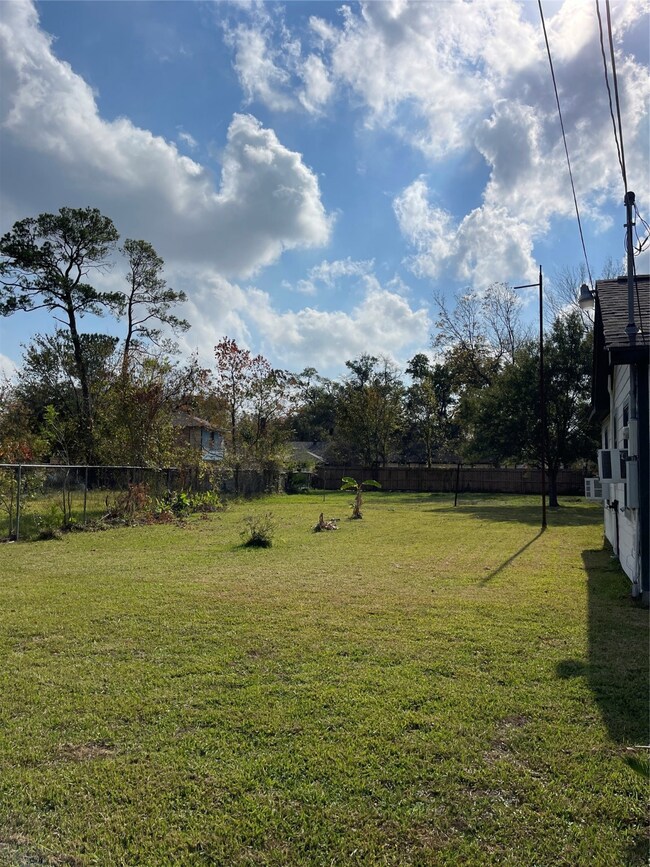 1202 Apache St, Houston, TX 77022 - photo 5