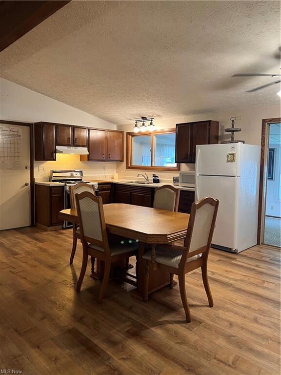 Vaulted eat-in kitchen 21 x 11.