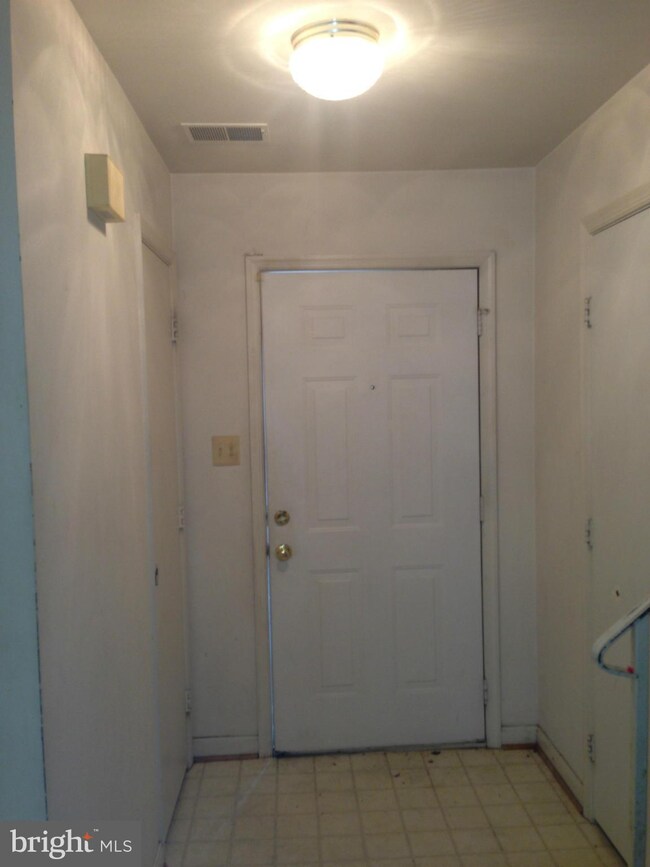 909 Hilldropt Ct, Capitol Heights, MD 20743 - photo 2