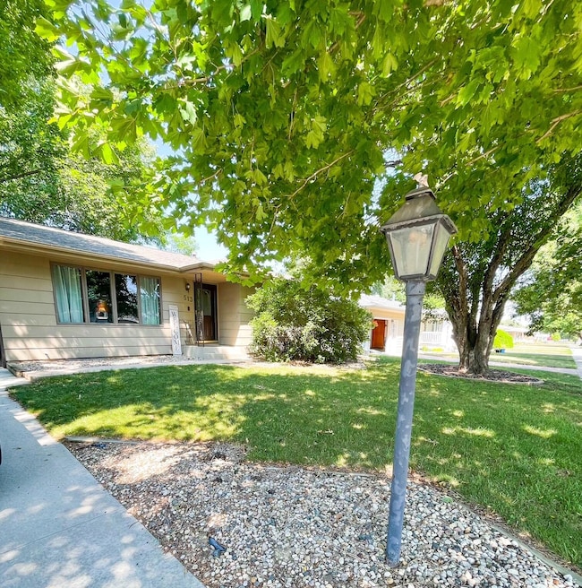 513 S Dobson St, Mitchell, SD 57301 - photo 2