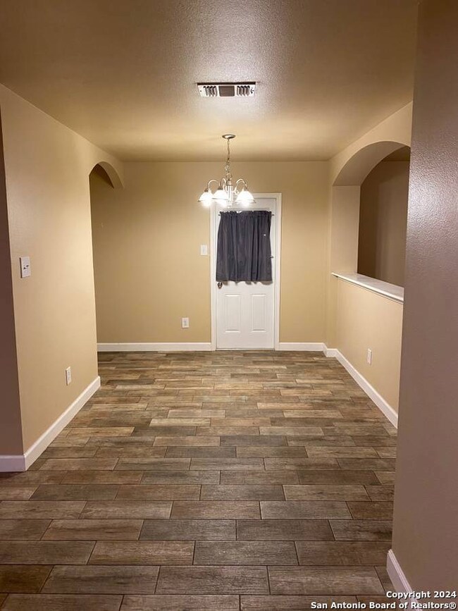 10646 S Shaenridge, San Antonio, TX 78254 - photo 3