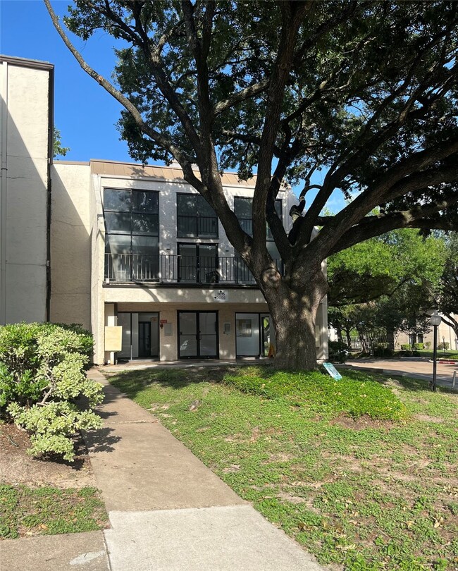 Building  Entrance
3015 - 3005 - First Building t