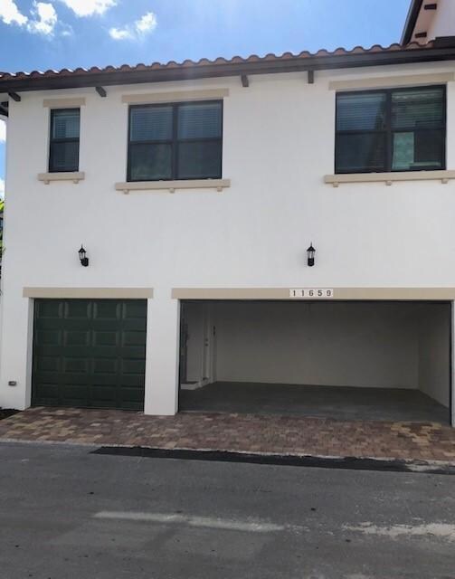 Garage-back