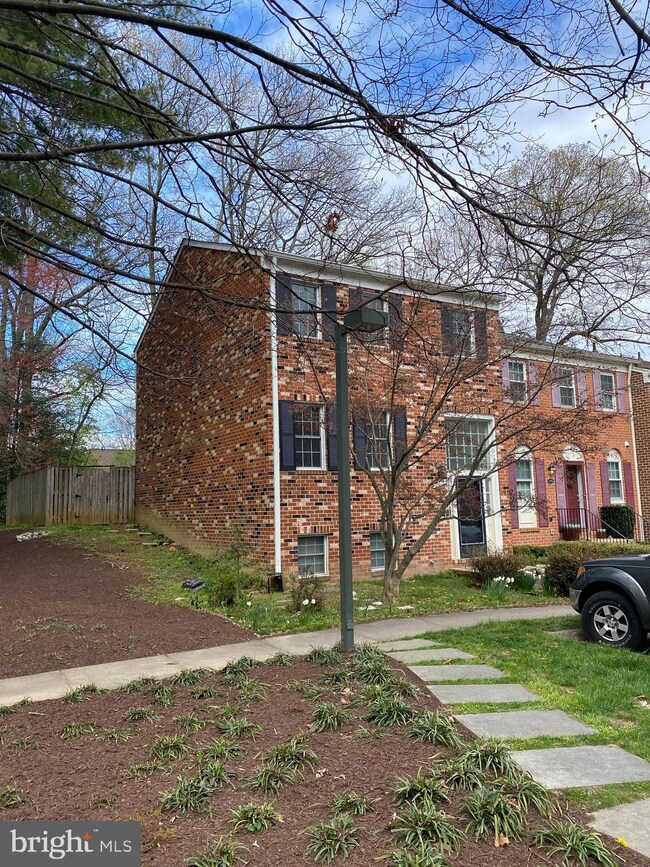 11718 Briary Branch Ct, Reston, VA 20191 - photo 2