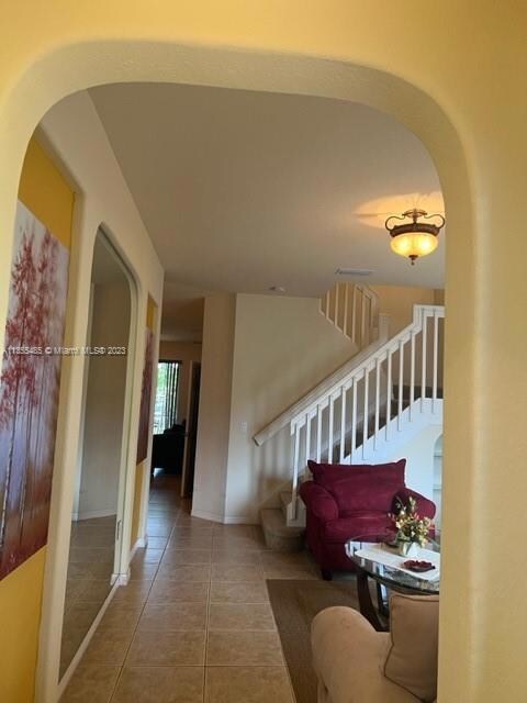 ENTRYWAY WITH ARCH