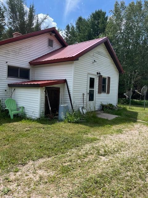 W15598 Hiawatha Trl entrance to home 7-2