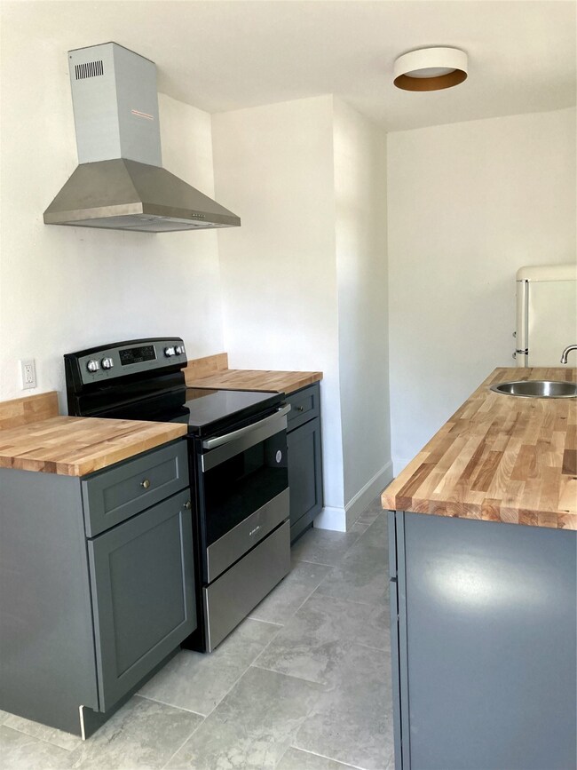 908 Eleanor St unit B, Houston, TX 77009 - photo 2