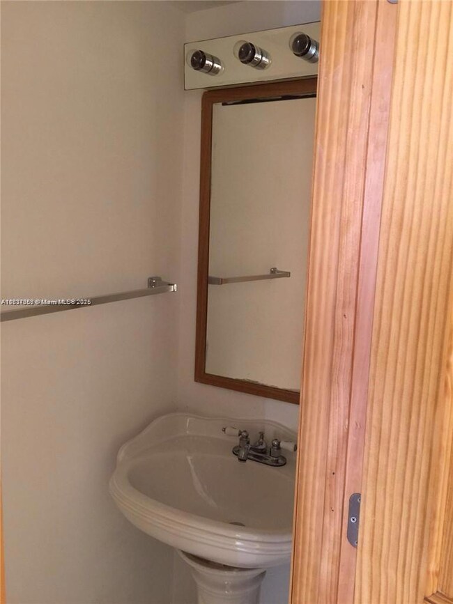 1054 W 44th Terrace unit 50, Hialeah, FL 33012 - photo 7