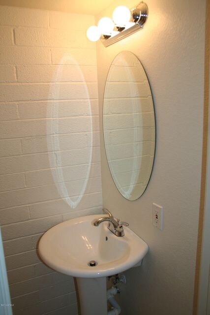 1052 N