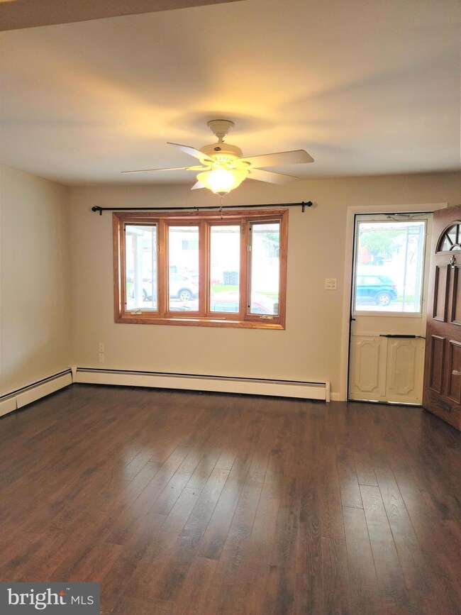 911 Hallowell St, Conshohocken, PA 19428 - photo 2