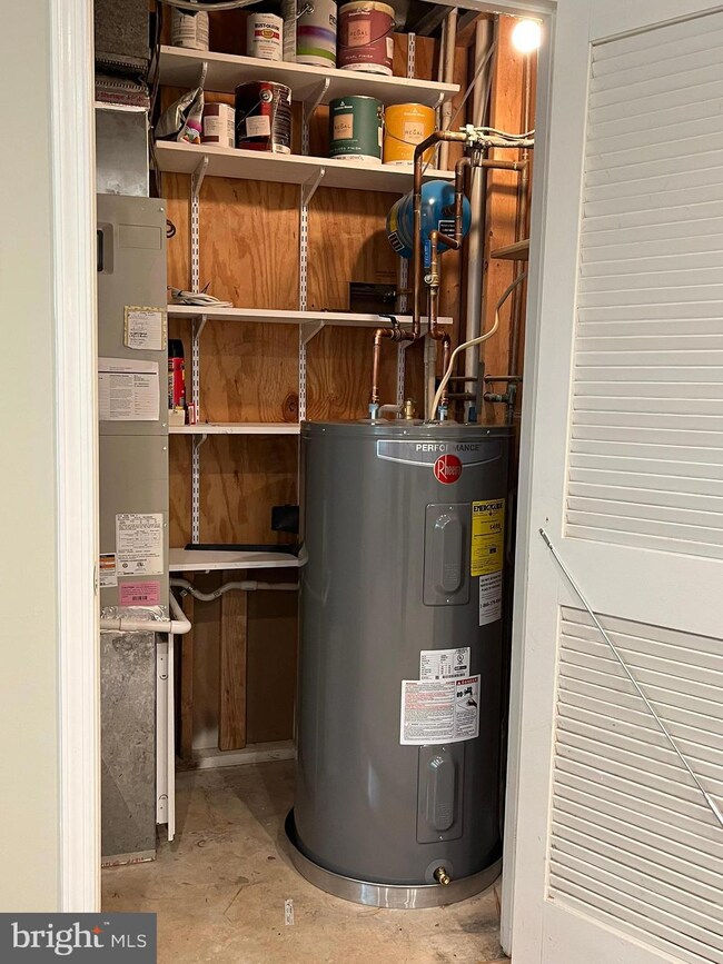 302A Locust St SE unit 2, Vienna, VA 22180 - photo 5