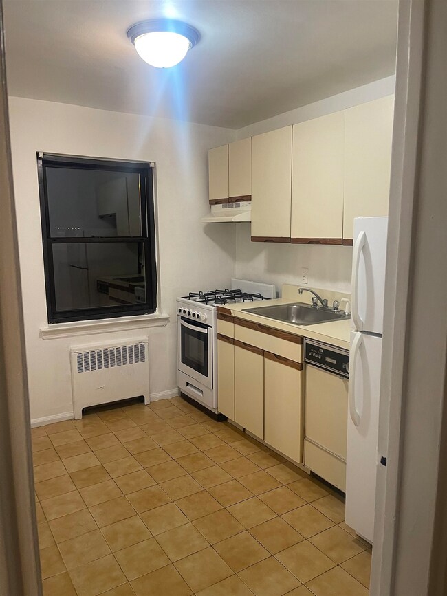 113 W 2nd St unit A44, Bayonne, NJ 07002 - photo 5