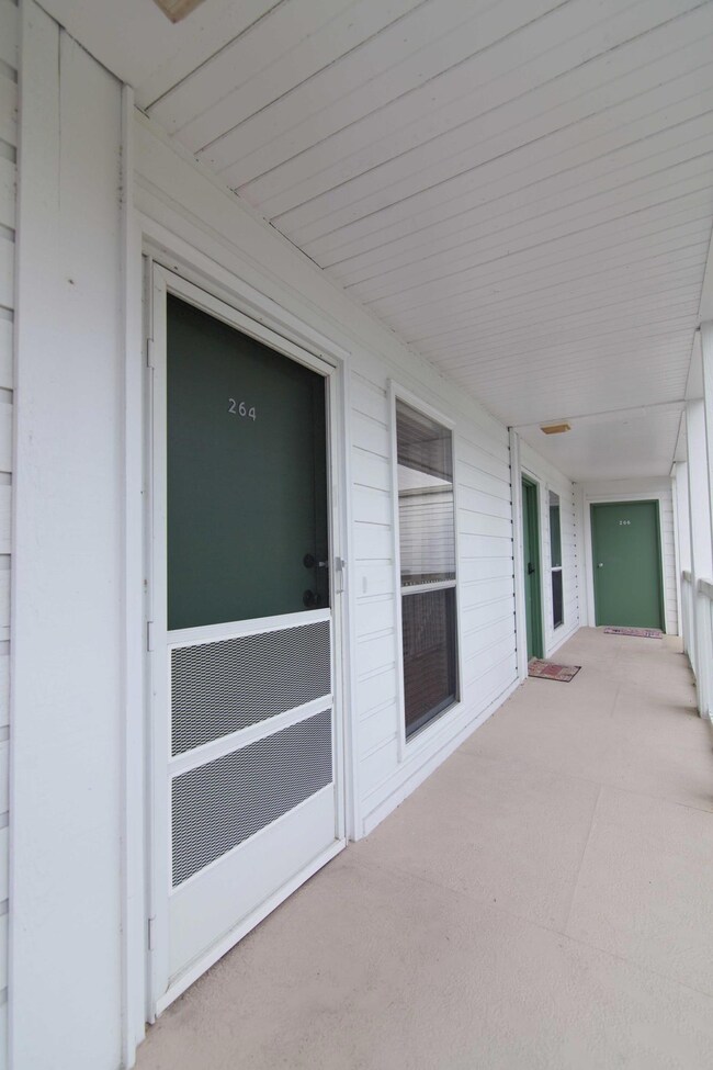 264 Cypress Point Dr unit Bldg 6, Palm Beach Gardens, FL 33418 - photo 3