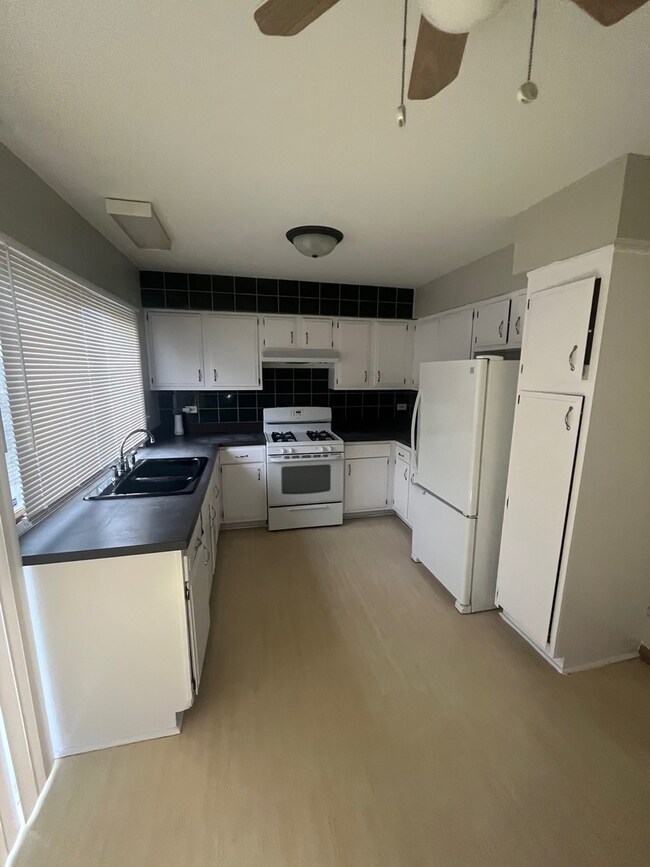 1102 Williamsburg Rd, Country Club Hills, IL 60478 - photo 3