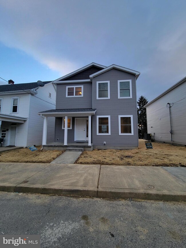 242 W 2nd St, Waynesboro, PA 17268 - photo 3