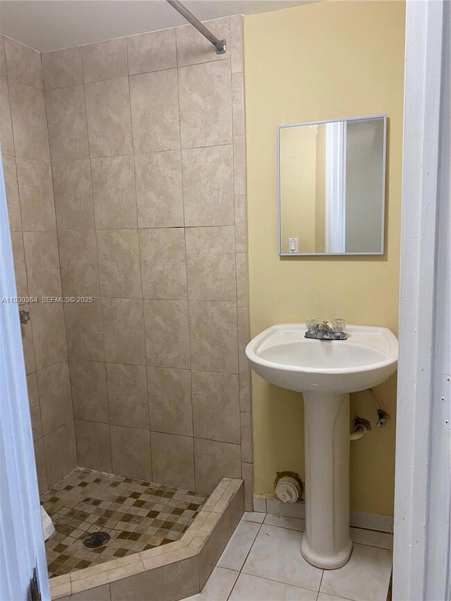 1062 W 42nd Place unit 41, Hialeah, FL 33012 - photo 5