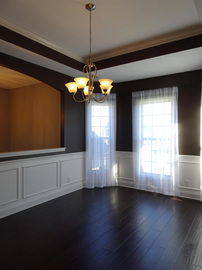 FORMAL DINING ROOM W/ TRAY CEILING & WAINSCOTING 
