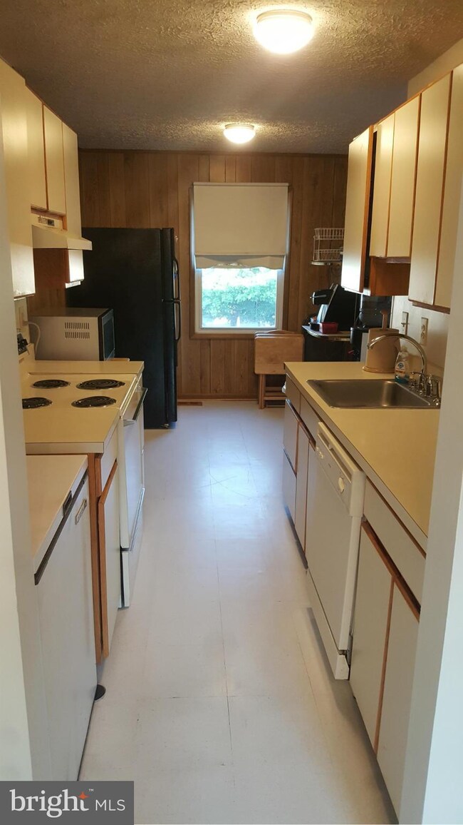 2110 N Anvil Ln, Temple Hills, MD 20748 - photo 5