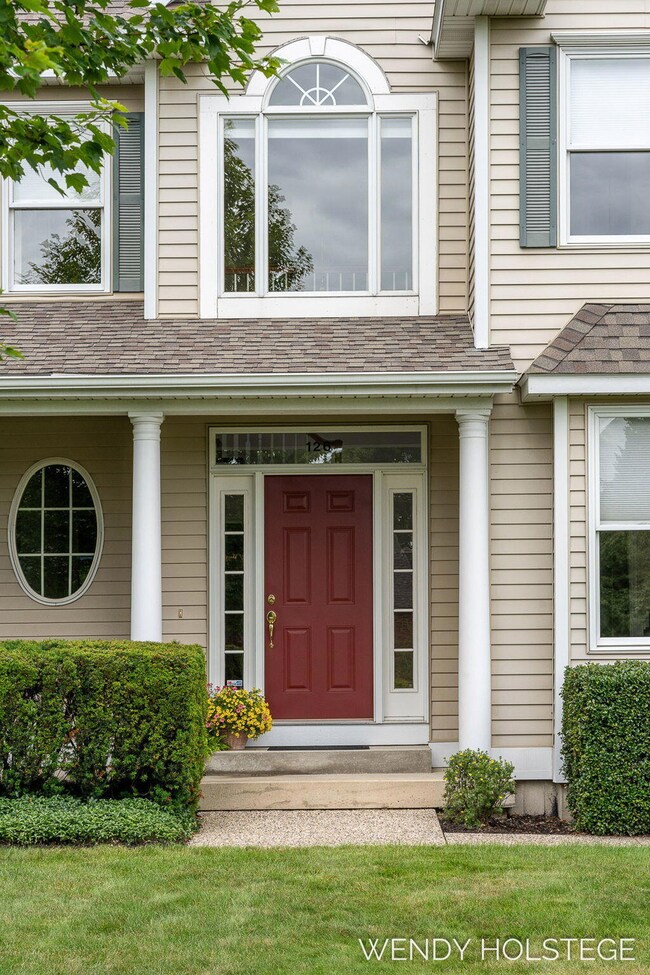 5-web-or-mls-126-bay-cir-dr